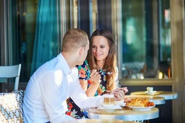 Jovem casal romântico em um aconchegante café ao ar livre em Paris, França — Fotografia de Stock