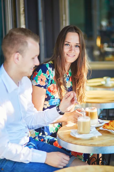Pareja romántica joven en un acogedor café al aire libre en París, Francia — Foto de Stock