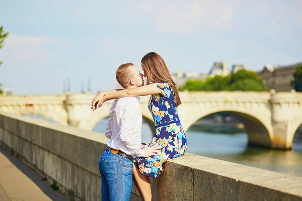 Mladý romantický pár na nábřeží Seiny — Stock fotografie
