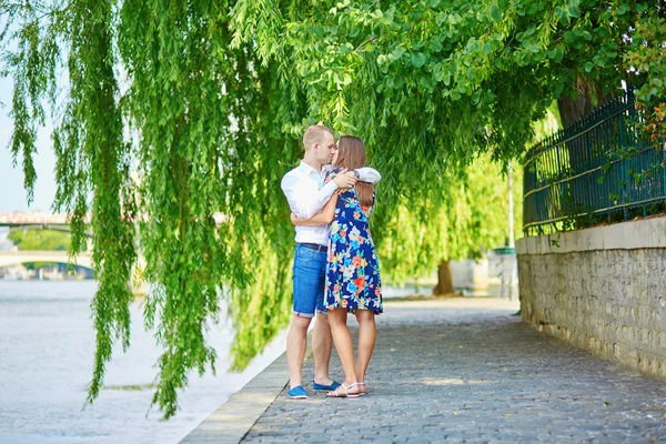 Jonge romantisch paar aan de kade van de Seine — Stockfoto
