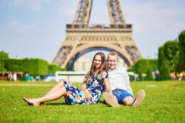 Romantisches Paar beim Eiffelturm in Paris — Stockfoto