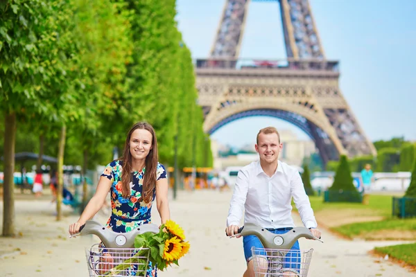 Pár kerékpárral, közel az Eiffel-torony Párizsban — Stock Fotó