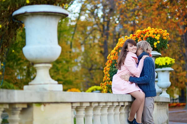 Jóvenes citas pareja en París en un día de otoño brillante —  Fotos de Stock