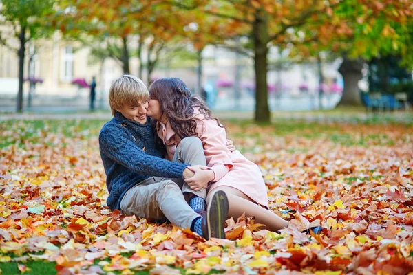 Jóvenes citas pareja en París en un día de otoño brillante — Foto de Stock