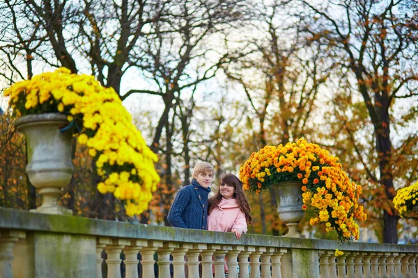 Jóvenes citas pareja en París en un día de otoño — Foto de Stock