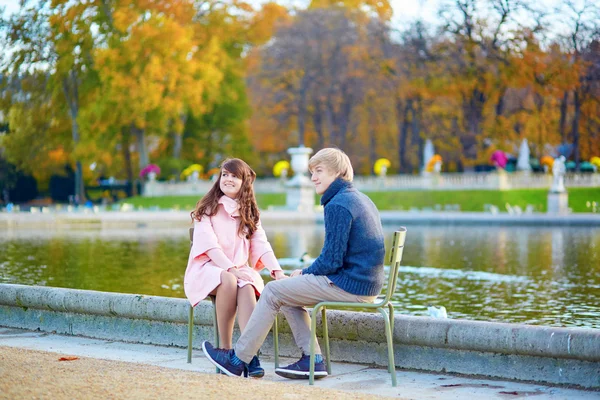 Genç çift Paris'te bir sonbahar gününde dating — Stok fotoğraf