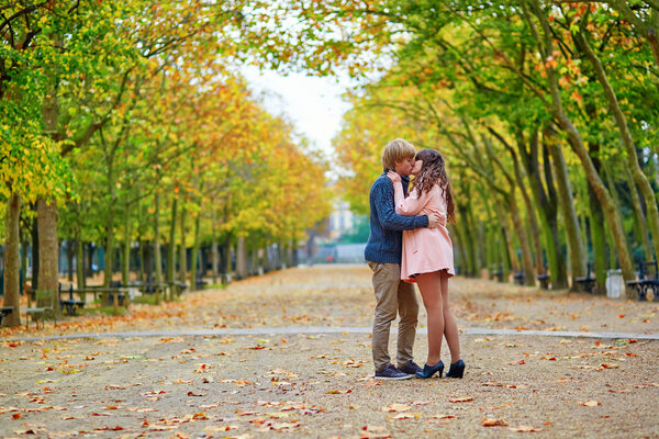 Молодая пара встречается в Париже осенью
