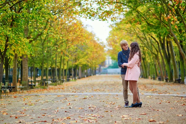 Jóvenes citas pareja en París en un día de otoño — Foto de Stock
