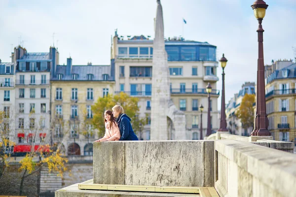 Młody randki para w Paryżu w dniu upadku — Zdjęcie stockowe