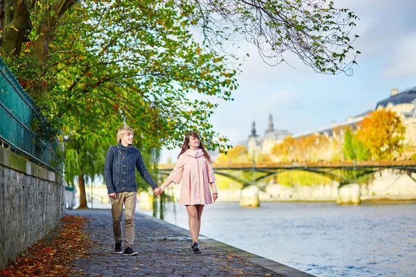 Young dating couple in Paris on a fall day — Stock Photo, Image