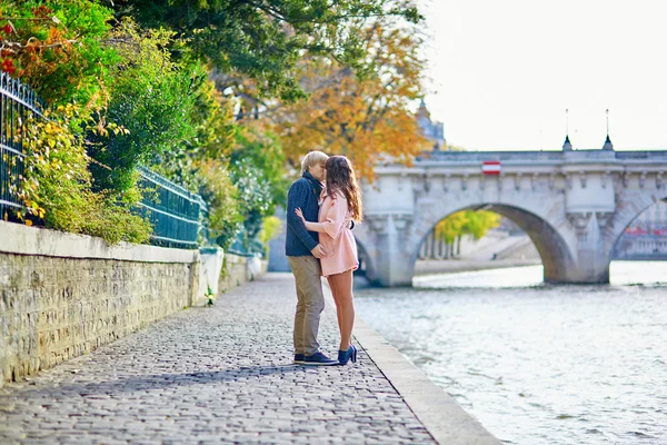 Young dating par i Paris på en höst dag — Stockfoto