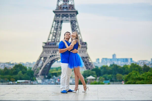 Romantisk dating par i paris — Stockfoto