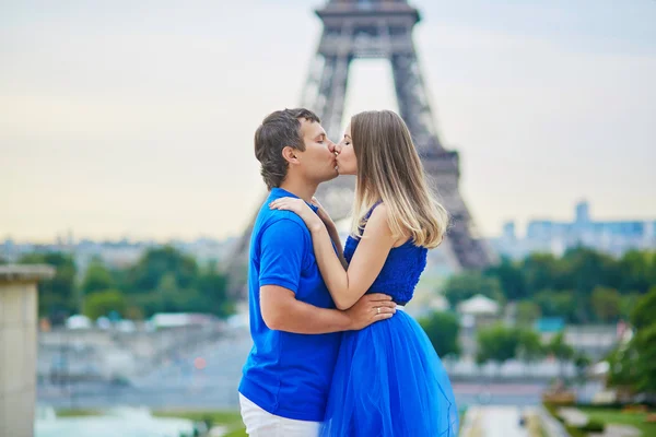 Romântico namoro casal em Paris — Fotografia de Stock