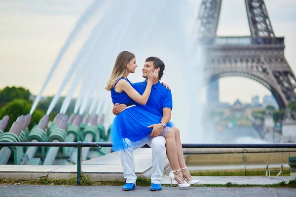 Romantikus társkereső pár Párizsban — Stock Fotó