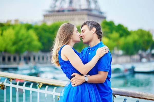 Romantisk dating par i paris — Stockfoto