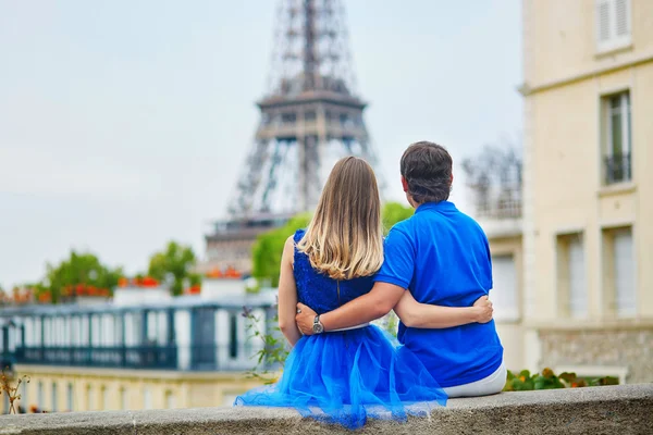 Romantic dating couple in Paris — Stock Photo, Image
