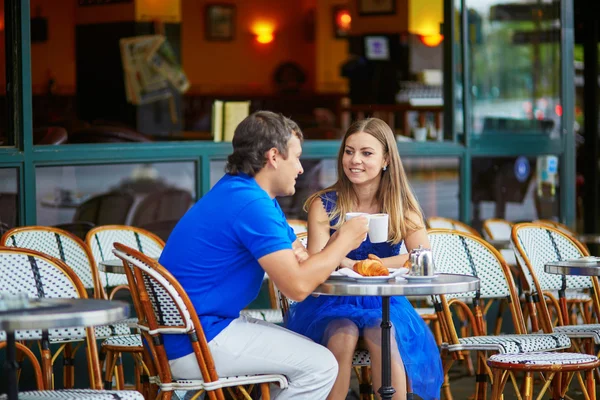 Romantyczne randki para w Paryżu — Zdjęcie stockowe