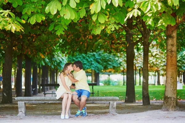 Romantic dating couple in Paris — Stock Photo, Image