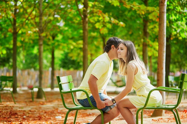 Romantic dating couple in Paris — Stock Photo, Image