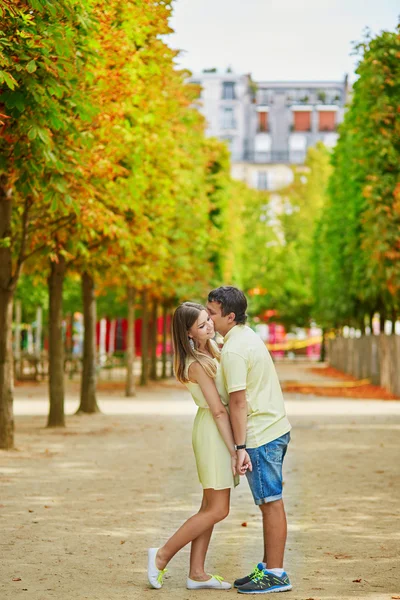 Romantic dating couple in Paris — Stock Photo, Image