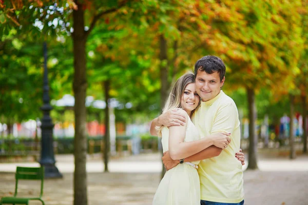 Romântico namoro casal em Paris — Fotografia de Stock