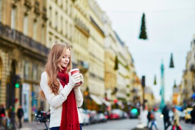 Take away kahve Parisli bir sokakta güzel genç kızla 