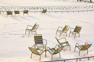 Paris'te nadir karlı gün