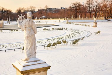 Paris'te nadir karlı gün