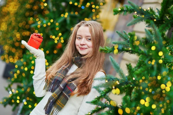 Fröhliches junges Mädchen mit kleiner Geschenkschachtel — Stockfoto