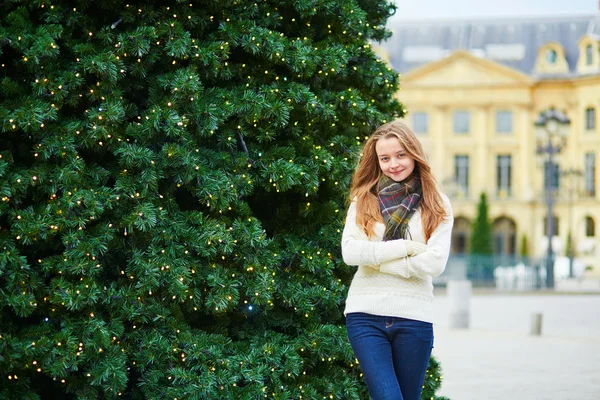 Meisje op een Parijse straat ingericht voor Kerstmis — Stockfoto