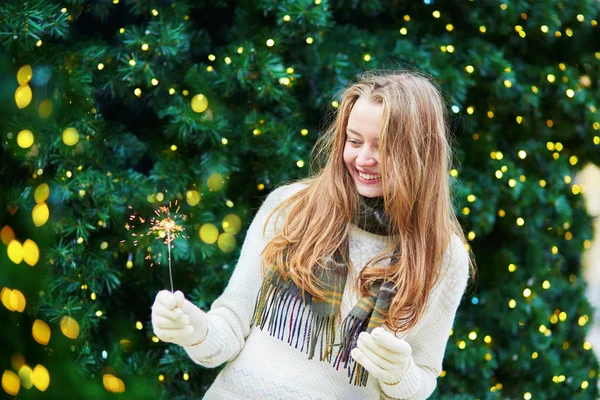 Chica en una calle parisina decorada para Navidad — Foto de Stock