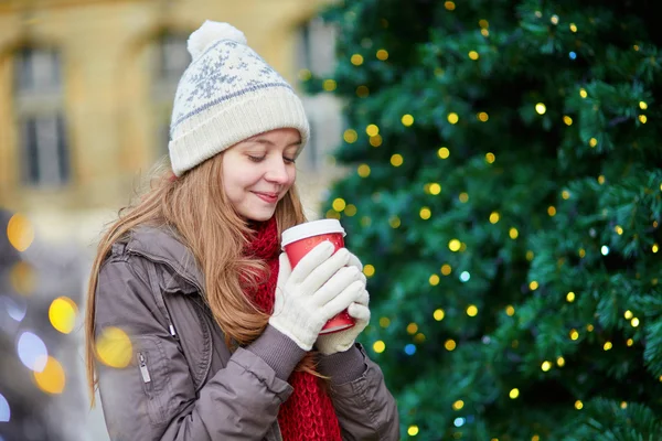 Süslü Noel ağacının yanında kahve içme kız — Stok fotoğraf