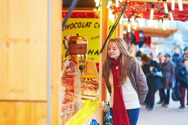 Jovem feliz em um mercado de Natal parisiense — Fotografia de Stock