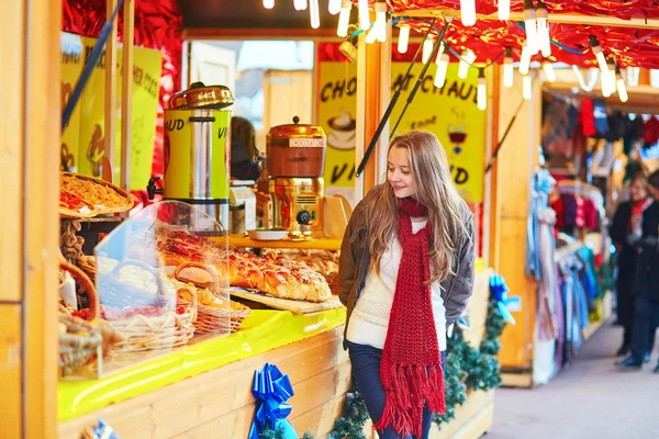 Chica joven feliz en un mercado de Navidad parisino —  Fotos de Stock