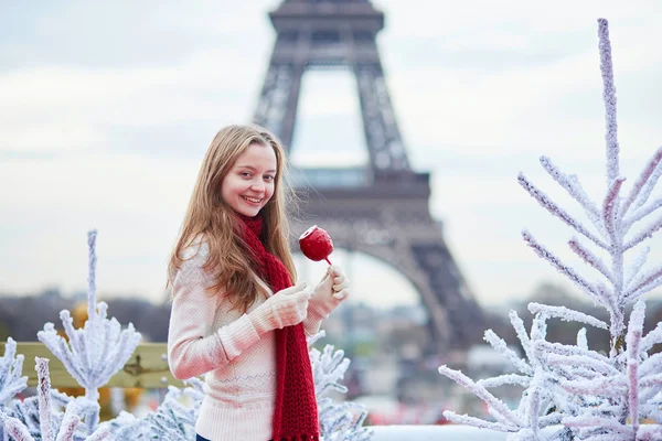 Paris Noel pazarında karamel elmalı bir kız. — Stok fotoğraf