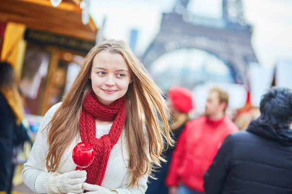 Jovem feliz em um mercado de Natal parisiense — Fotografia de Stock