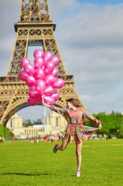 Balonlar Paris'te Eyfel Kulesinin yakınında büyük grup ile kız