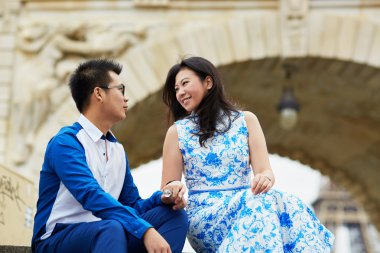 Paris, Fransa'da genç romantik Asya çift