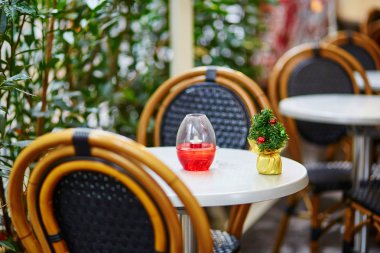 Noel için dekore edilmiş bir Paris kafe tabloları