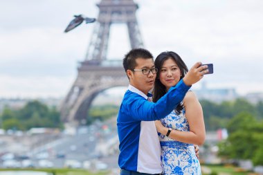 Güzel Asyalı çift alarak selfie de Paris