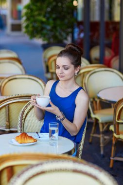 Güzel genç Paris kadın Cafe
