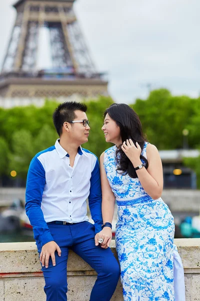 Jovem casal romântico asiático em Paris, França — Fotografia de Stock