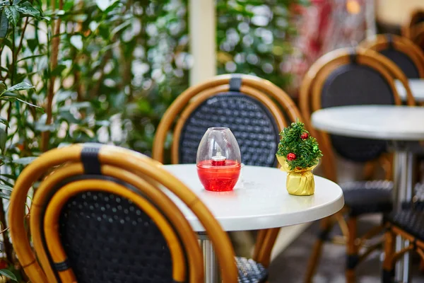 Tables of a Parisian cafe decorated for Christmas — Stock Photo, Image