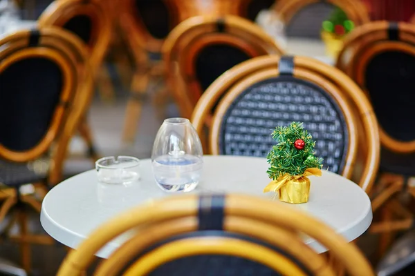 Mesas de um café parisiense decoradas para o Natal — Fotografia de Stock