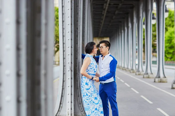 Giovane coppia romantica asiatica a Parigi, Francia — Foto Stock