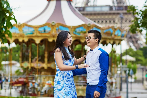 Jonge romantische Aziatische paar in Parijs, Frankrijk — Stockfoto