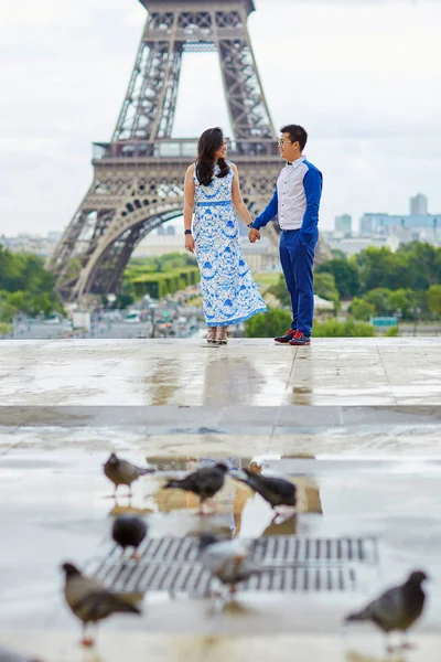 Jovem casal romântico asiático em Paris, França — Fotografia de Stock