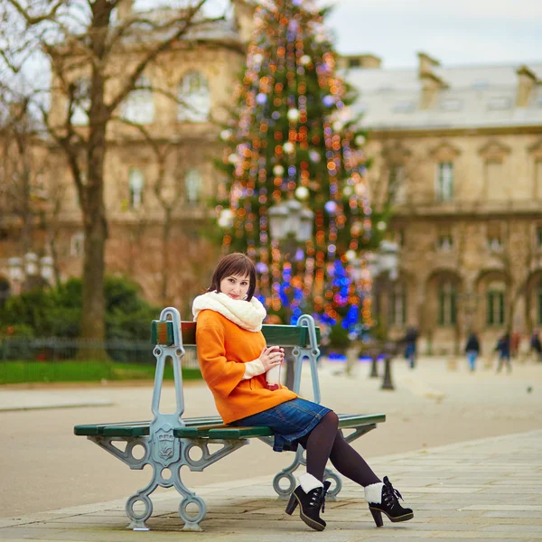 Feliz joven turista en París en un día de invierno — Foto de Stock