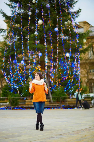 Happy young tourist in Paris on a winter day — Stock Photo, Image