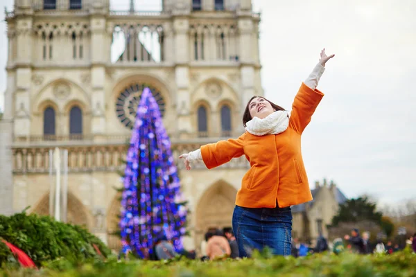 Happy young tourist in Paris on a winter day — Stock Photo, Image